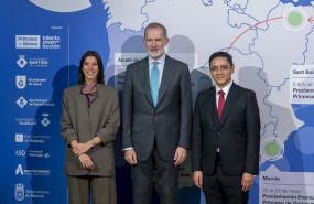 ep el rey felipe vi c y los premiados mercedes bidart y jose eduardo mendez durante la proclamacion