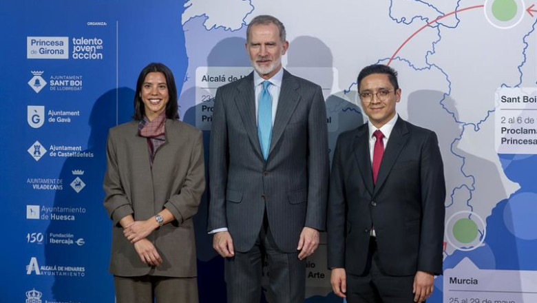 ep el rey felipe vi c y los premiados mercedes bidart y jose eduardo mendez durante la proclamacion ep el rey felipe vi c y los premiados mercedes bidart y jose eduardo mendez durante la proclamacion