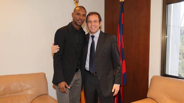 Éric Abidal y Sandro Rosell (Archivo) | FCB/MIGUEL RUIZ - Archivo ep eric abidalsandro rosell archivo