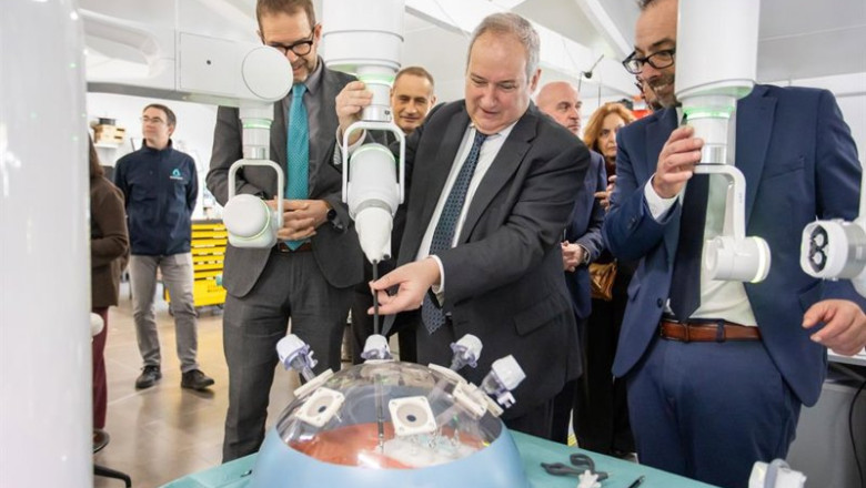 ep hereu inaugura la planta de produccion del robot quirurgico bitrack de rob surgical