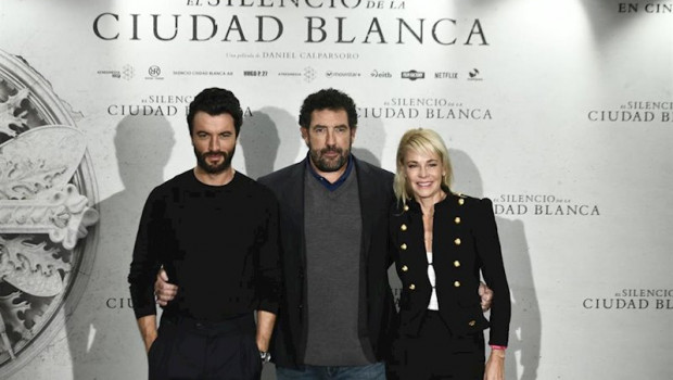 ep i-d el actor javier rey el director de cine daniel calparsoro y la actriz belen rueda posan