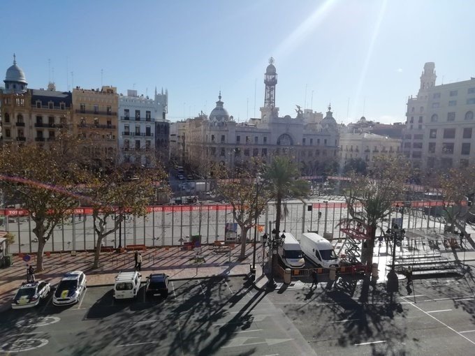 Imagen de la Plaza del Ayuntamiento de València y del recinto en el que se disparan las 'mascletaes' del programa fallero. | TWITTER AYUNTAMIENTO DE VALÈNCIA ep imagen de la plaza del ayuntamiento de valncia y del recinto en el que se disparan las mascletaes