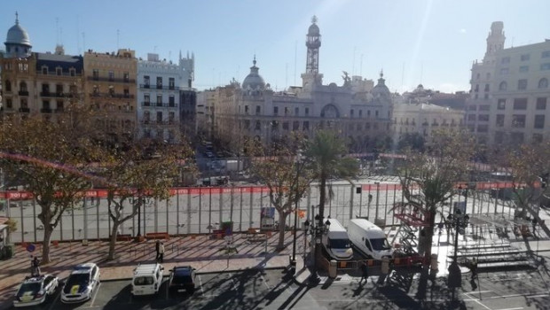 ep imagen de la plaza del ayuntamiento de valncia y del recinto en el que se disparan las mascletaes