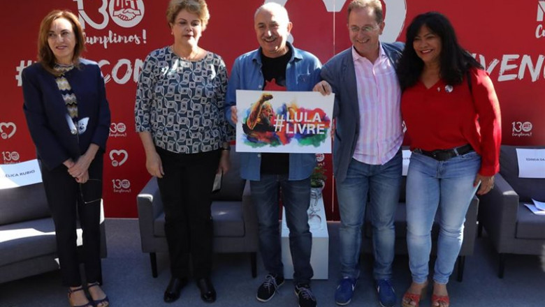 La expresidenta brasileña, Dilma Rousseff, y el secretario general de UGT, Pepe Álvarez, posan con un cartel que dice 'Lula libre' en el acto de clausura del aniversario de los 130 años del sindicato en Madrid (España) a 29 de septiembre de 2019. | Jesús Hellín - Europa Press ep la expresidenta brasilena dilma rousseff y el secretario general de ugt pepe alvarez posan con un