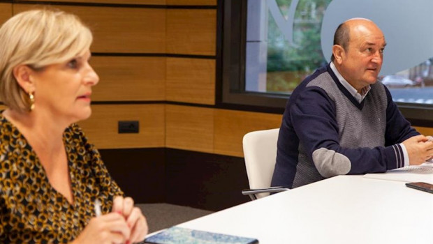 ep la presidenta del ebb itxaso atutxa y el lider del onv andoni ortuzar durante la reunion semanal