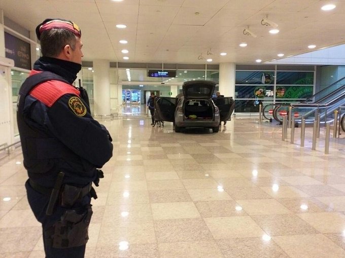 Los Mossos d'Esquadra custodian un coche que ha irrumpido en el Aeropuerto de El Prat de Barcelona, el 20 de marzo de 2020. | @MOSSOS ep los mossos desquadra custodian un coche que ha irrumpido en el aeropuerto de el prat de barcelona