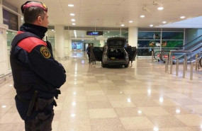 ep los mossos desquadra custodian un coche que ha irrumpido en el aeropuerto de el prat de barcelona