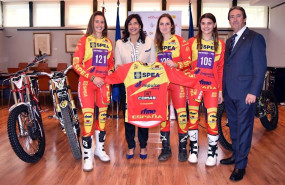 ep maria jose rienda junto a las pilotos berta abellan neus murcia y sandra gomez y manuel casado