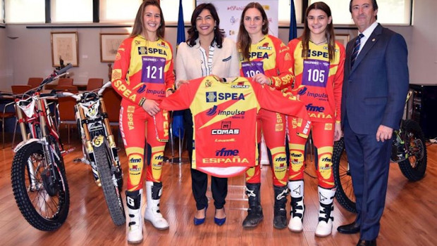 ep maria jose rienda junto a las pilotos berta abellan neus murcia y sandra gomez y manuel casado