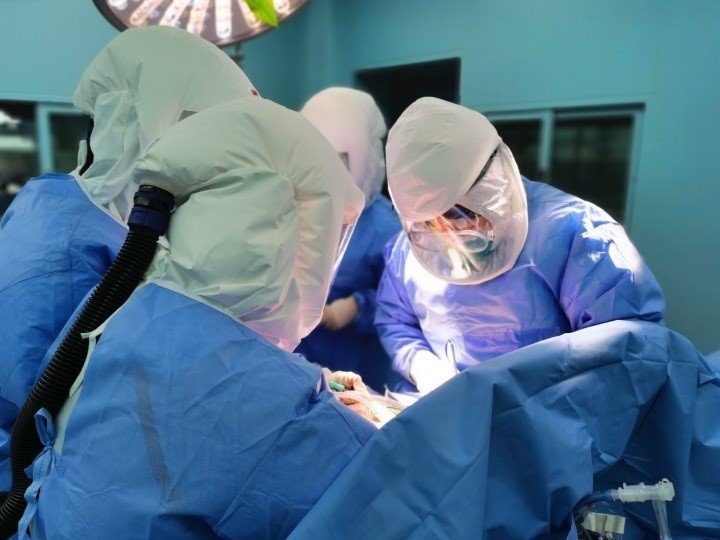 Médicos realizan una cirugía de transplante doble de pulmón a un paciente con coronavirus en Hangzhou, provincia de Zhejiang, en el este de China. 1 de marzo de 2020. | HOSPITAL OF ZHEJIANG ep medicos realizan una cirugia de transplante doble de pulmon a un paciente con coronavirus en