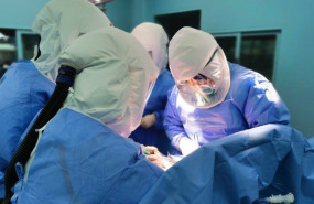 ep medicos realizan una cirugia de transplante doble de pulmon a un paciente con coronavirus en