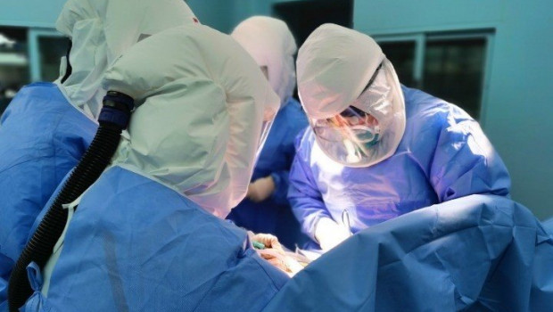 ep medicos realizan una cirugia de transplante doble de pulmon a un paciente con coronavirus en