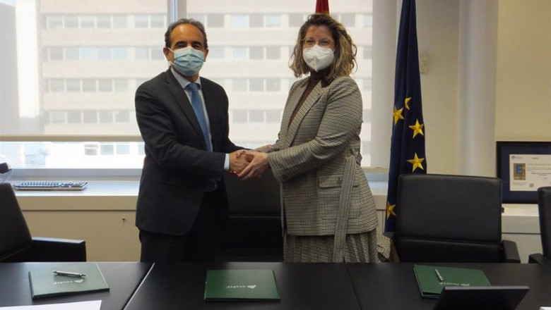 Momento de la firma del convenio entre Maria Luisa Dominguez (Adif) y Miguel Ángel Garrido (Colegio de Caminos) | ADIF ep momento de la firma del convenio entre maria luisa dominguez adif y miguel angel garrido colegio