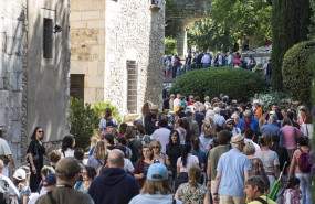 ep numerosas personas en el festival temps de flors 2022 en el casco historico de la ciudad a 7 de