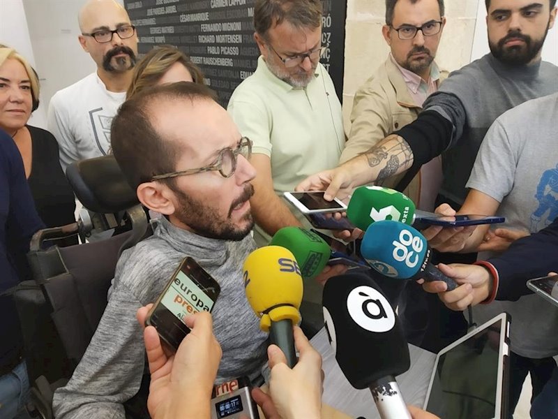 ep pablo echenique atiende a los medios este viernes en alicante