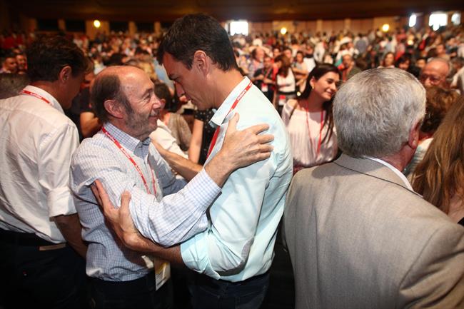 Pedro Sánchez y Alfredo Pérez Rubalcaba durante el Congreso del PSOE | EUROPA PRESS ep pedro sanchezalfredo perez rubalcaba durantecongresopsoe