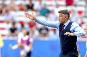 ep phil neville dirigiendo a la seleccion femenina inglesa en la copa del mundo de francia de 2019