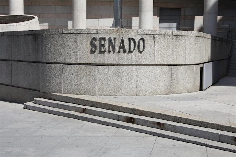 ep planca en la que se lee senado en la fachada exterior del edificio del senado en madrid