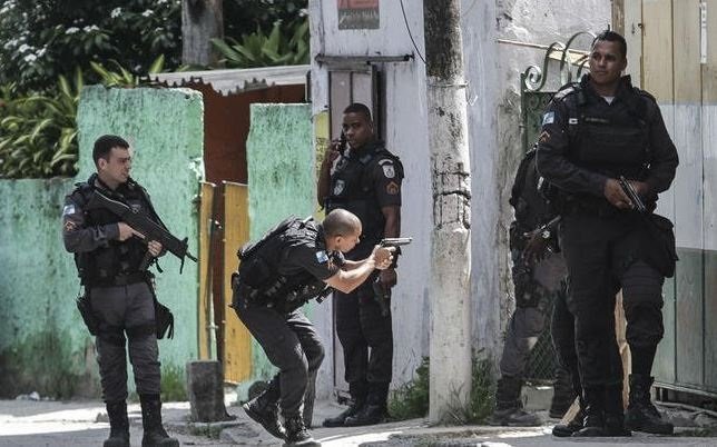 ep policia militar de brasil durante un operativo en rio de janeiro