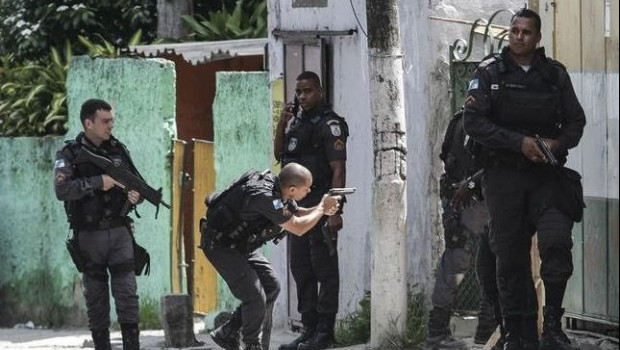 ep policia militar de brasil durante un operativo en rio de janeiro