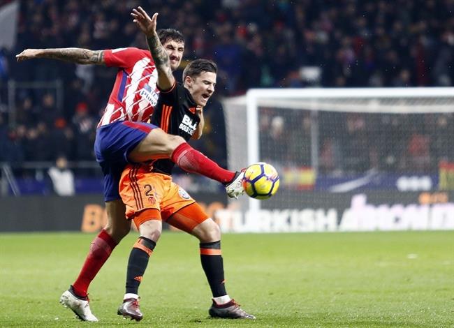 Savic intenta despejar ante Santi Mina | ALBERTO MOLINA ep savicdespejarsanti mina