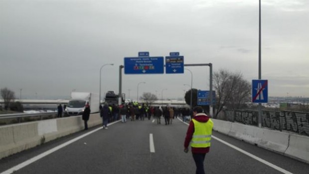 ep taxistas cortanm-11 la carreteraune madridaeropuertobarajas