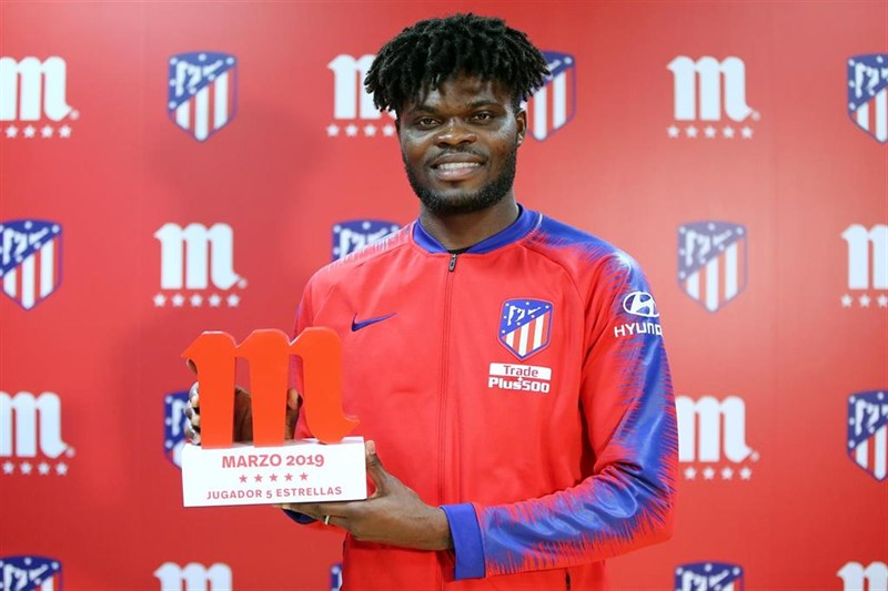 ep thomas partey con su premio jugador cinco estrellas del mes de marzo