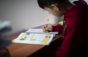 ep un estudiante de vitoria realiza deberes en su domicilio tras la suspension de las clases