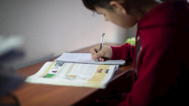 ep un estudiante de vitoria realiza deberes en su domicilio tras la suspension de las clases