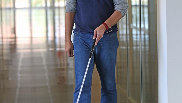 ep un hombre caminabaston egara