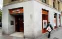 ep una mujer camina junto a una oficina del bankinter en madrid