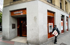 ep una mujer camina junto a una oficina del bankinter en madrid
