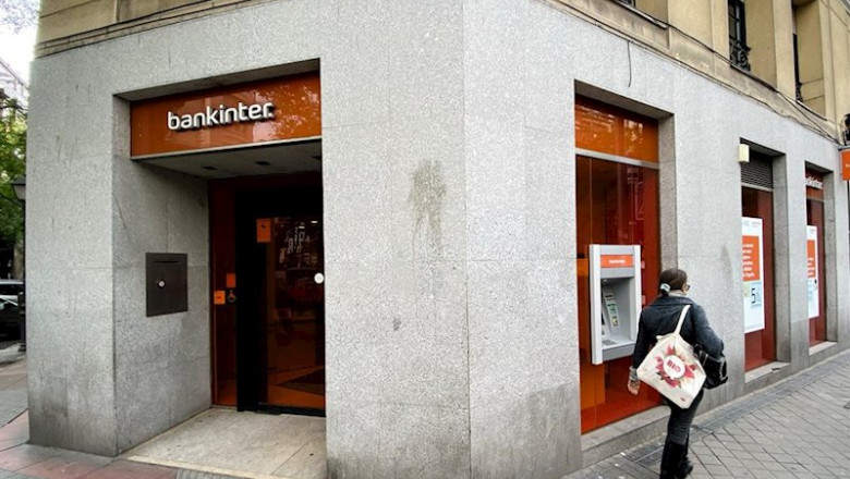 ep una mujer camina junto a una oficina del bankinter en madrid ep una mujer camina junto a una oficina del bankinter en madrid