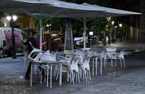 ep una persona recoge la terraza de una cafeteria en madrid durante la primera jornada en la que se