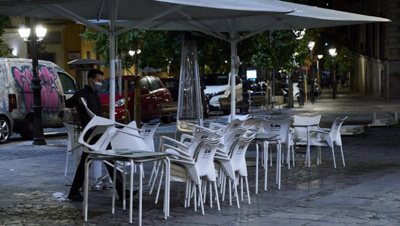 ep una persona recoge la terraza de una cafeteria en madrid durante la primera jornada en la que se