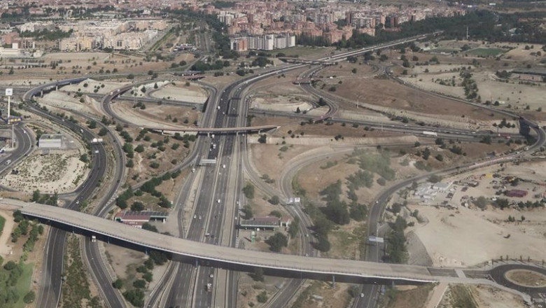 Vista de los vehículos desde uno de los helicópteros Pegasus de la DGT utilizado durante la mañana de este miércoles para controlar el tráfico por las carreteras de la zona este de la Comunidad de Madrid, a 28 de julio de 2021, en la Base DGT Madrid-Cuatr | Jesús Hellín - Europa Press ep vista de los vehiculos desde uno de los helicopteros pegasus de la dgt utilizado durante la