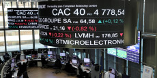 les cours de l indice boursier cac 40 et les informations sur les prix des actions des entreprises sont affiches sur des ecrans suspendus au dessus de la bourse de paris 20250407112738 