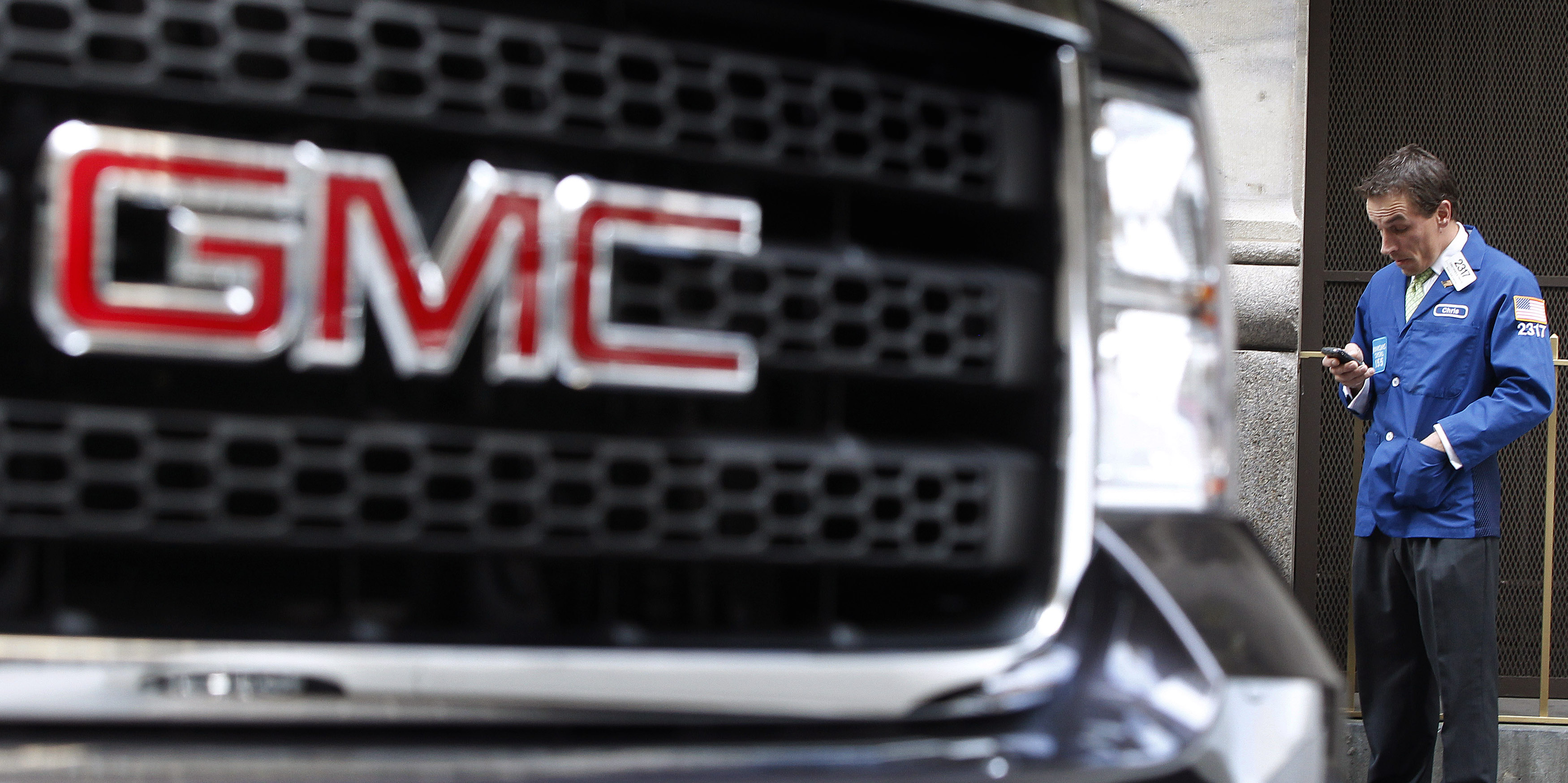 une-voiture-general-motors-gmc-garee-devant-un-trader-au-new-york-stock-exchnage-nyce-a-utiliser-pour-illustrer-l-introduction-en-bourse-de-general-motors-en-2010 une-voiture-general-motors-gmc-garee-devant-un-trader-au-new-york-stock-exchnage-nyce-a-utiliser-pour-illustrer-l-introduction-en-bourse-de-general-motors-en-2010