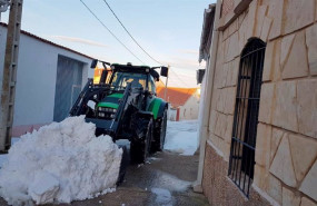 ep agricultor con su tractor recogiendo nieve en pueblos tras el paso de filomena