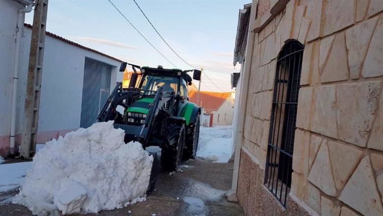 ep agricultor con su tractor recogiendo nieve en pueblos tras el paso de filomena ep agricultor con su tractor recogiendo nieve en pueblos tras el paso de filomena