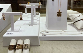 ep archivo   anillos colgantes pendientes y pulseras de tous en el interior de una de sus tiendas en