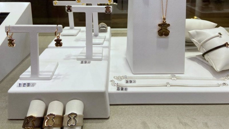 ep archivo anillos colgantes pendientes y pulseras de tous en el interior de una de sus tiendas en ep archivo anillos colgantes pendientes y pulseras de tous en el interior de una de sus tiendas en