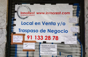 ep archivo   carteles que anuncian la venta o traspaso en la puerta de un bar
