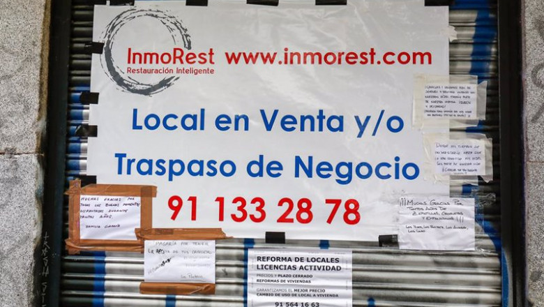 ep archivo   carteles que anuncian la venta o traspaso en la puerta de un bar