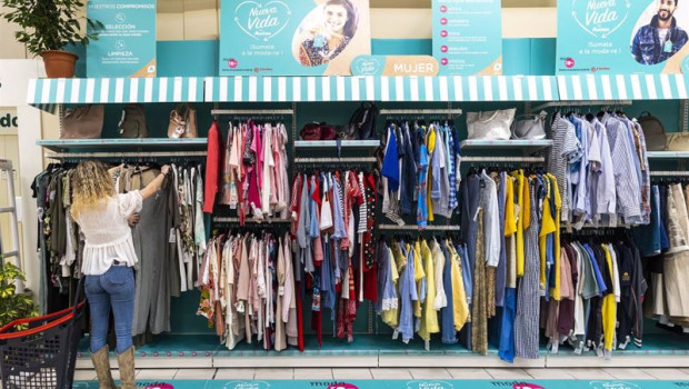 ep archivo   corner de ropa de segunda mano en un hipermercado