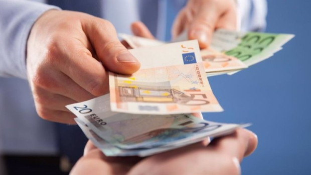 ep archivo   el seguro de vida del banco cuesta casi el doble que el de una aseguradora