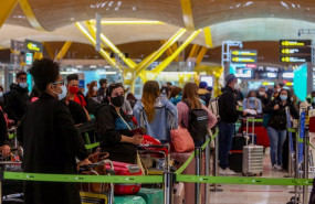 ep archivo   filas de pasajeros esperan para dejar su maleta antes de embarcar en el avion en la t4