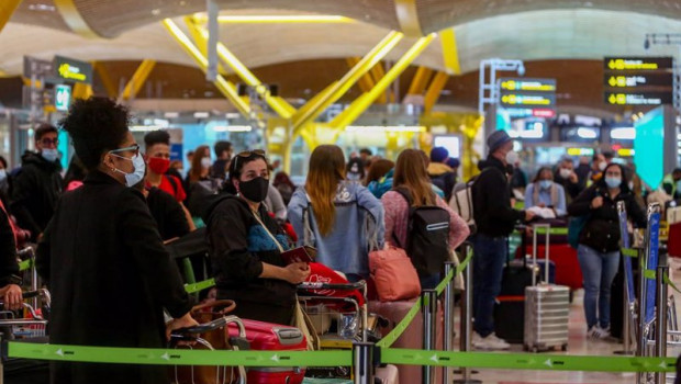 ep archivo   filas de pasajeros esperan para dejar su maleta antes de embarcar en el avion en la t4