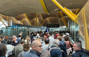 ep archivo   largas colas por falta de policias en los controles de pasaportes en el aeropuerto de