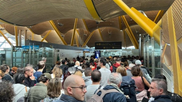 ep archivo   largas colas por falta de policias en los controles de pasaportes en el aeropuerto de